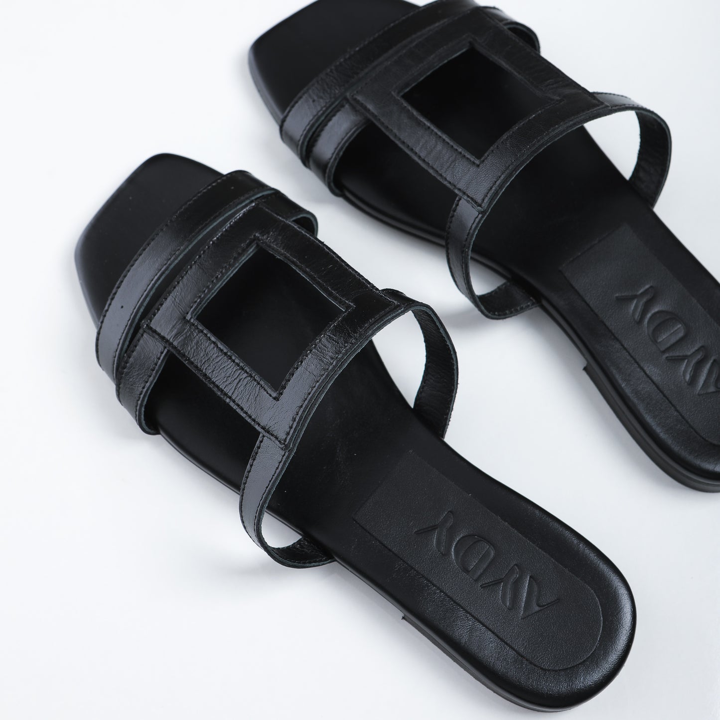 Carino Cuir Noir+